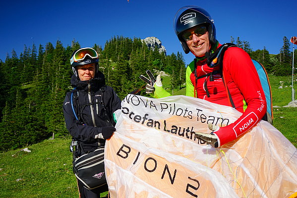 Uli und Stefan Lauth mit ihrem Weltrekordschirm BION 2.