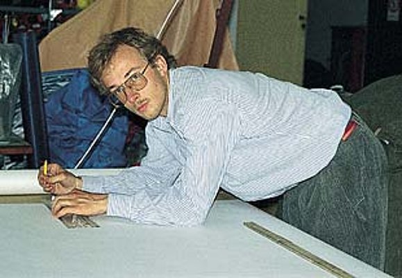 Hannes Papesh, damals noch mit üppigerem Haupthaar, zeichnet die ersten Schablonen. 