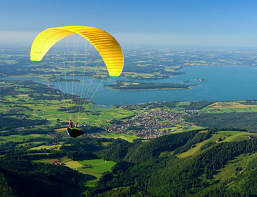 Yes, it is a tandem paraglider: the two fly with a self-sewn, aerodynamic cocoon.
